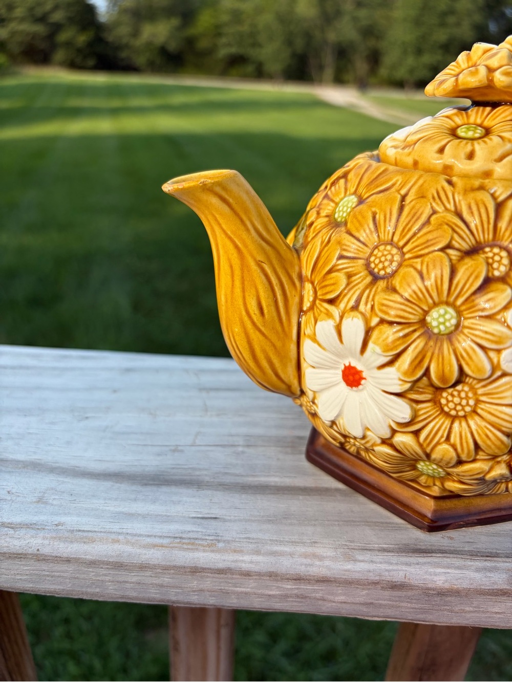 Vintage Fred Roberts Gold & White Daisy Ceramic Teapot W/Lid. 6.5"H 1960-70s - Picture 2 of 12